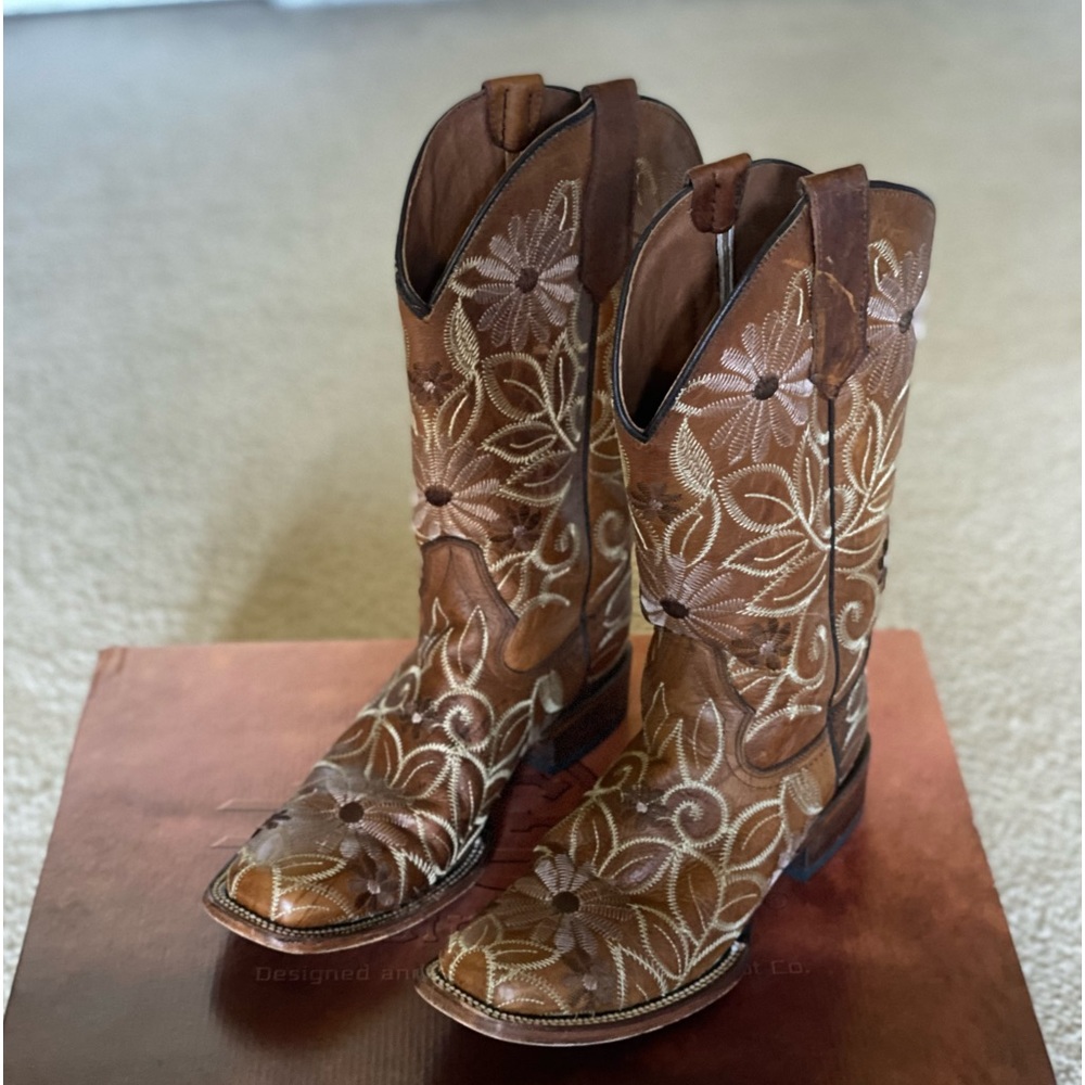 Circle G LD saddle tan floral embroidery women’s boots